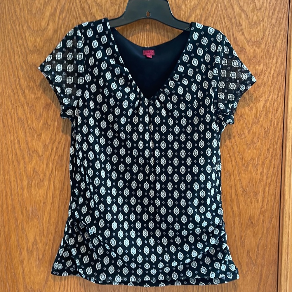 212 collection short sleeve v neck top Sz M